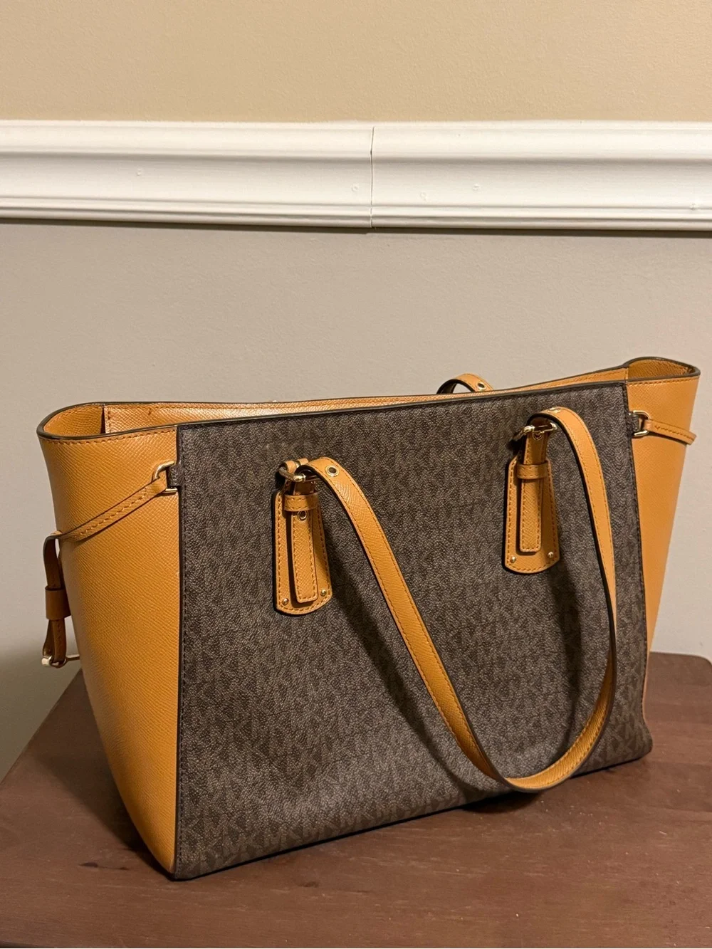 Michael Kors Voyager Medium Logo Tote Bag